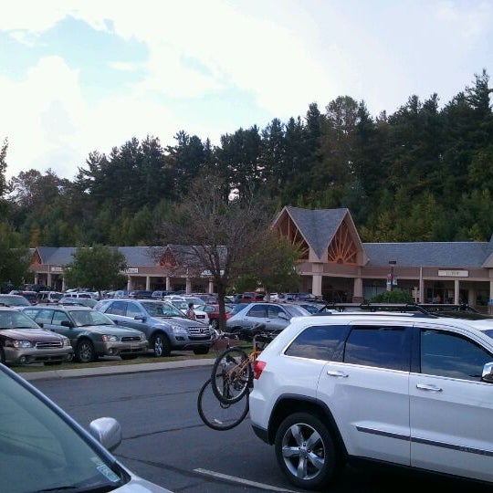 Foto scattata a Tanger Outlet Blowing Rock da Nanette R. il 9/28/2012