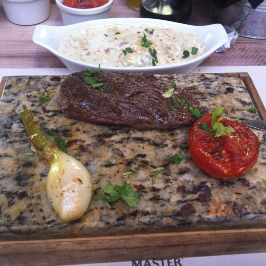 Снимок сделан в FOSTER&#39;S Steak House пользователем Quetzalcoatl L. 10/18/2012