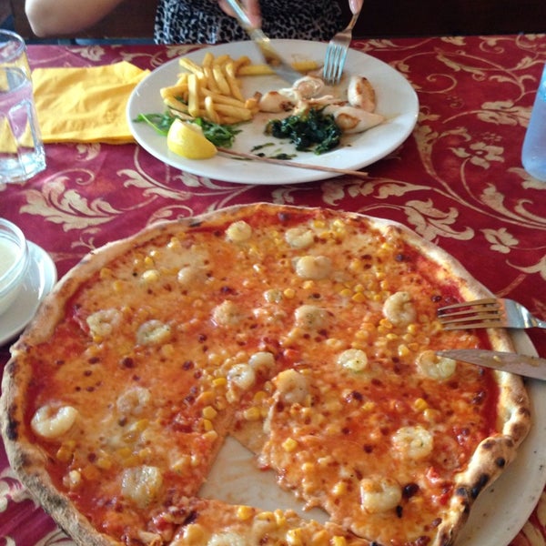 7/21/2013 tarihinde Luka O.ziyaretçi tarafından Pizzeria Santalucia'de çekilen fotoğraf
