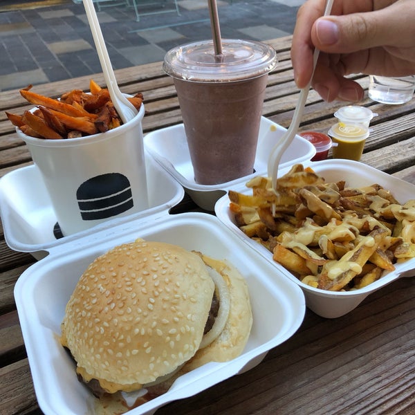 Average fast food. Cheeseburger was greasy & the bun unimaginative. Husband got the tofu burger and it was even less creative... just tofu btw bread! Milkshakes are good enough to throw on Farage 🤣