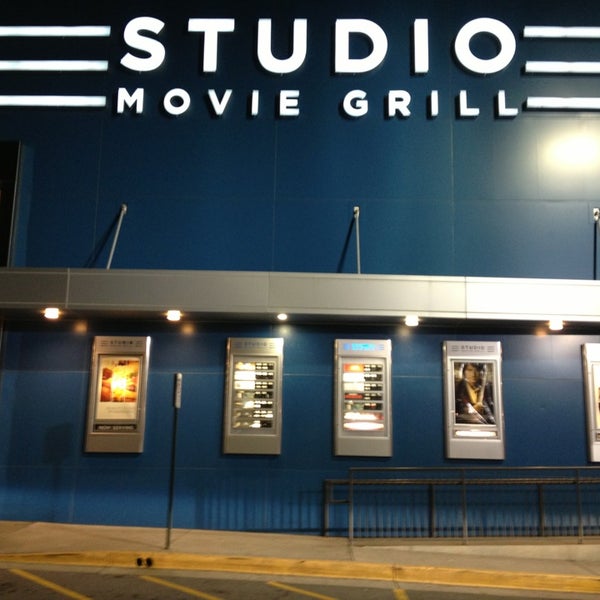 Photo taken at Studio Movie Grill Holcomb Bridge by Victor M. on 1/5/2013
