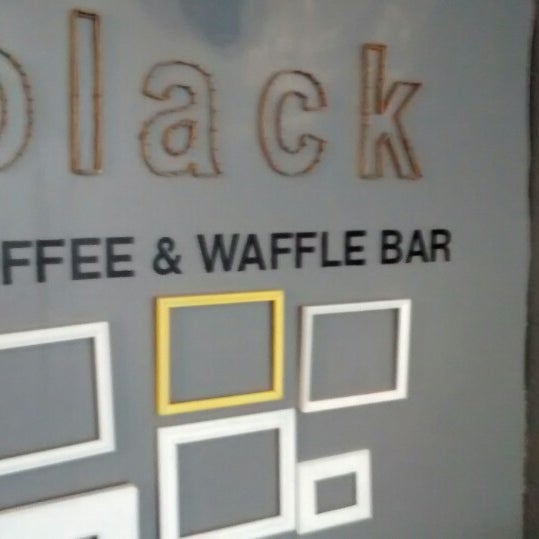 รูปภาพถ่ายที่ Black Coffee &amp; Waffle Bar โดย Roger M. เมื่อ 2/12/2015