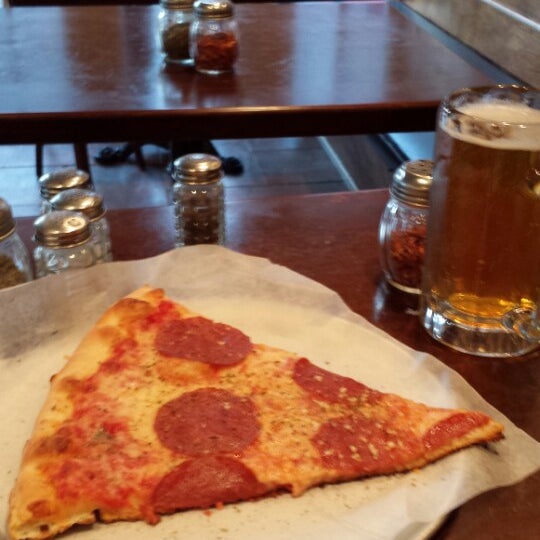 Снимок сделан в Rosco&#39;s Pizza пользователем Mary W. 2/23/2014