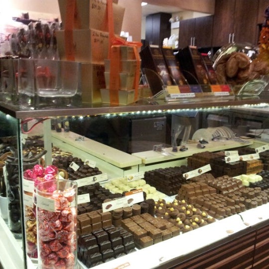 รูปภาพถ่ายที่ Leonidas Chocolate โดย Ann S. เมื่อ 11/10/2012