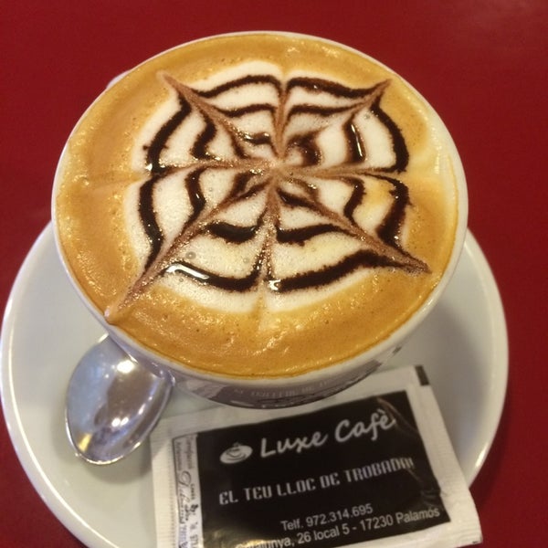 Foto tirada no(a) Luxe Cafè por Xavi R. em 4/4/2014