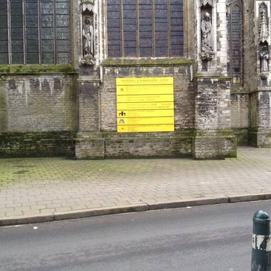 Foto tirada no(a) Sint-Gummaruskerk por Felice ♡ em 12/15/2012