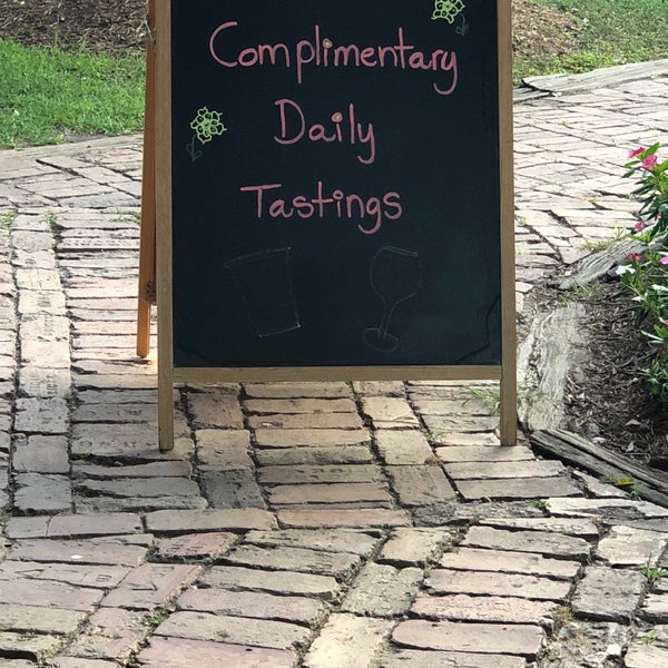6/7/2018 tarihinde Christina B.ziyaretçi tarafından The Grapevine Texas Wine Bar'de çekilen fotoğraf