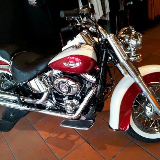 รูปภาพถ่ายที่ Peterson&#39;s Key West Harley-Davidson โดย Jimm D. เมื่อ 10/10/2012