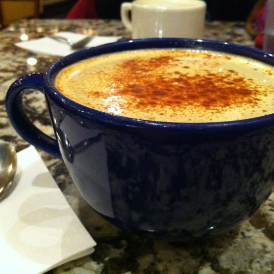 รูปภาพถ่ายที่ Kopi Café โดย Taryn R. เมื่อ 11/18/2012