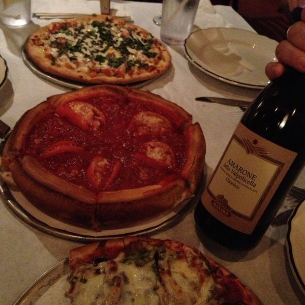 4/30/2013 tarihinde Michelle L.ziyaretçi tarafından Braconi&#39;s Restaurant &amp; Pizzeria'de çekilen fotoğraf