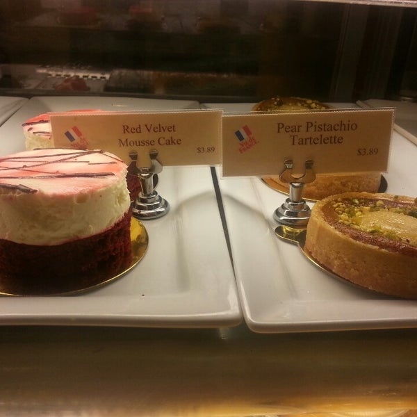 Foto tomada en Vie de France Bakery Cafe- South Coast Plaza  por Nina C. el 11/30/2013
