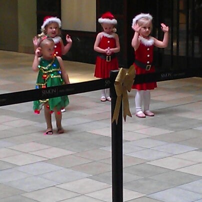 Foto tirada no(a) Knoxville Center Mall por Hillary G. em 12/15/2012