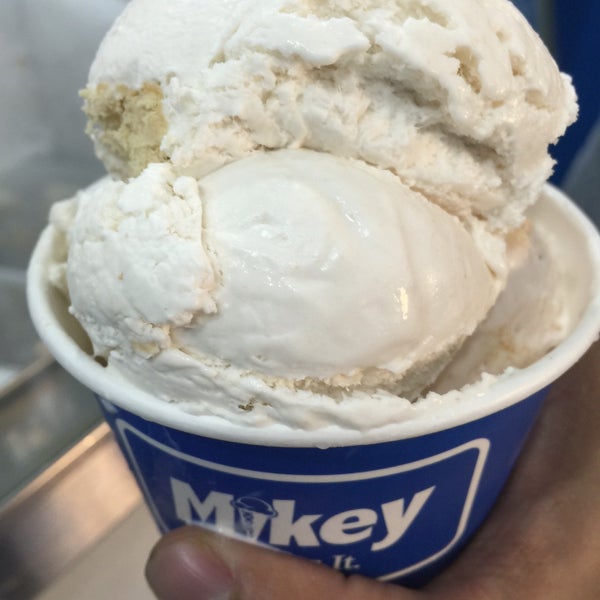 6/25/2016 tarihinde Eddie Q.ziyaretçi tarafından Mikey Likes It Ice Cream'de çekilen fotoğraf