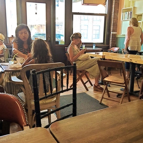 8/24/2015 tarihinde Eddie Q.ziyaretçi tarafından Ashbox Cafe'de çekilen fotoğraf