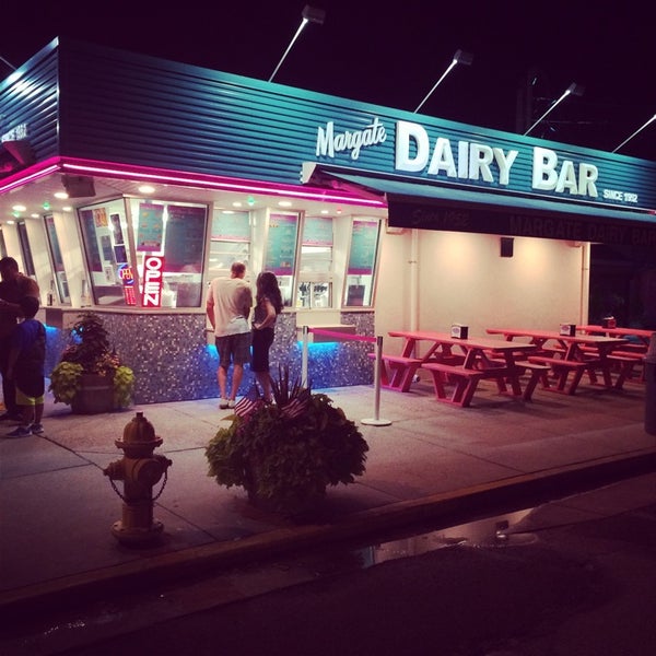 Photo prise au Margate Dairy Bar &amp; Burger par Lauren Y. le7/13/2014