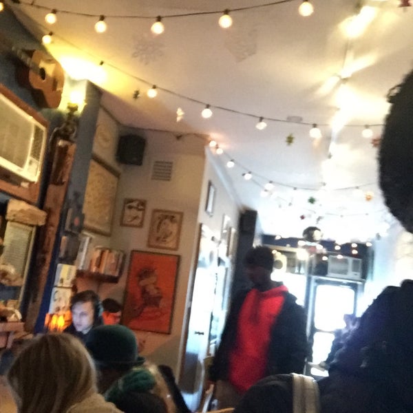 1/12/2016 tarihinde Lauren Y.ziyaretçi tarafından Roots Cafe'de çekilen fotoğraf