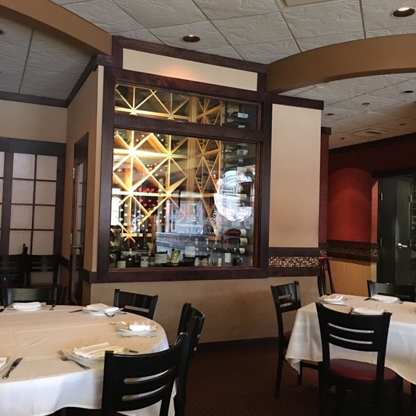 Foto diambil di Jimmy Wan&#39;s Restaurant and Lounge oleh Randy R. pada 8/22/2017