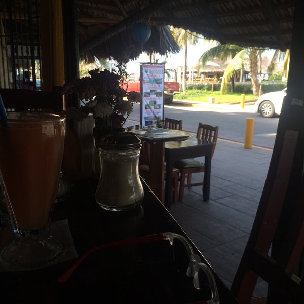 Das Foto wurde bei Restaurante Mangos Puerto Escondido von ADRY&#39;S V. am 4/6/2015 aufgenommen