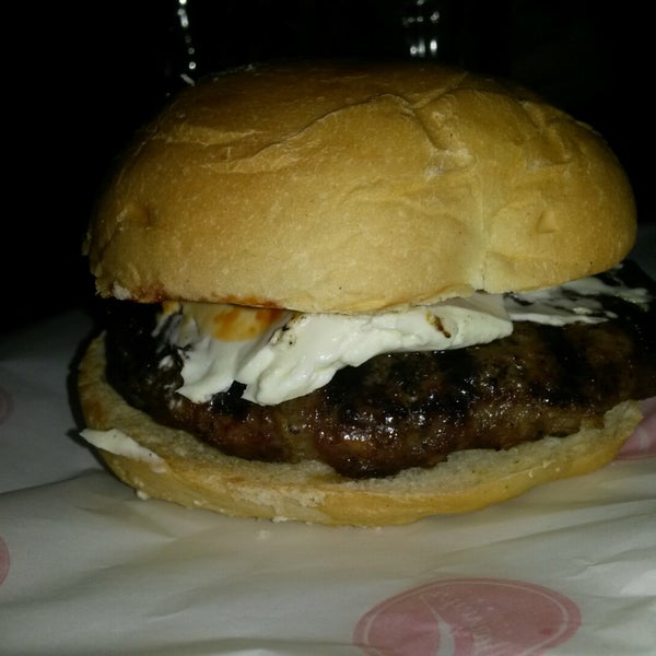 Foto tirada no(a) Barney&#39;s Burger por Carol P. em 12/4/2014