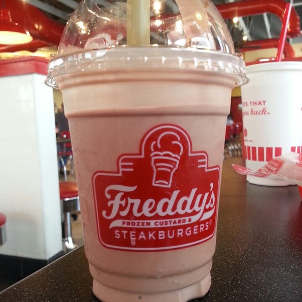 Снимок сделан в Freddy&#39;s Frozen Custard &amp; Steakburgers пользователем Estal8r 6/8/2014