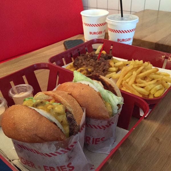 Foto tirada no(a) Burger and Fries por Laura W. em 7/17/2015