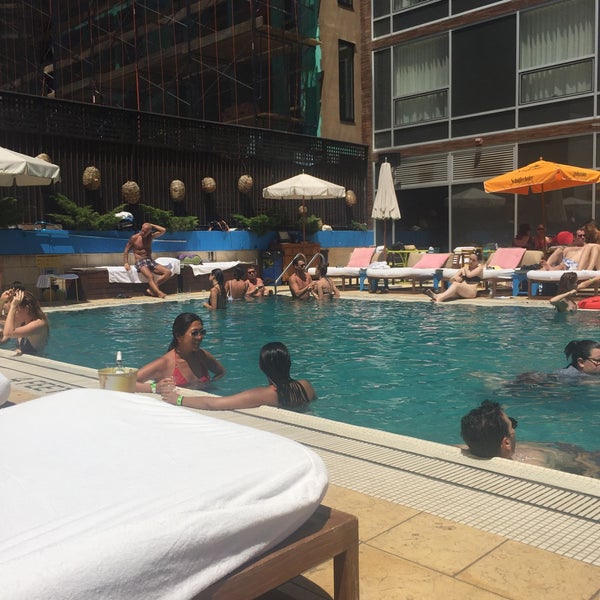 9/3/2016 tarihinde Briana M.ziyaretçi tarafından McCarren Hotel &amp; Pool'de çekilen fotoğraf