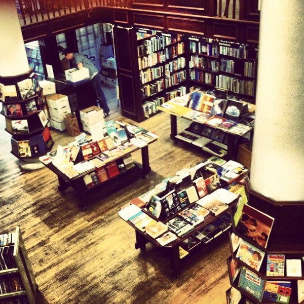 Foto tomada en Housing Works Bookstore Cafe  por Rudolf F. el 5/1/2013