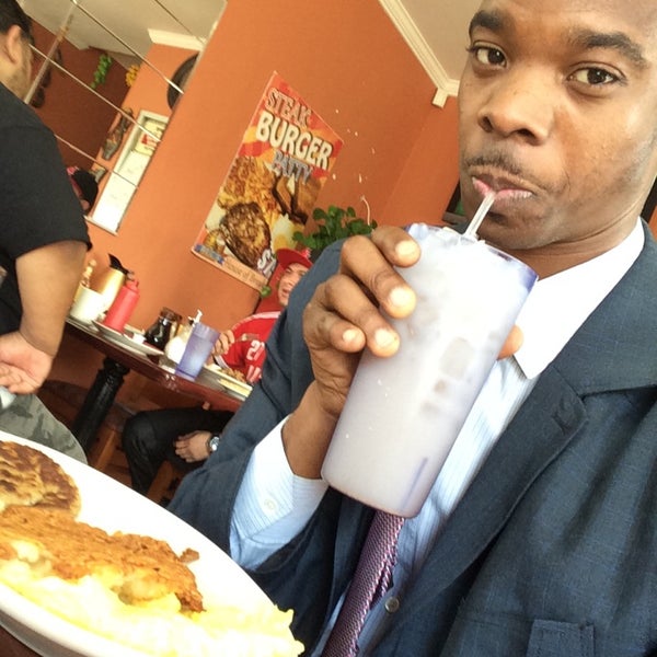 Photo taken at Honey Bee&#39;s House Of Breakfast by Tre T. on 6/15/2014
