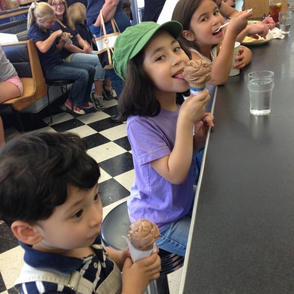 Foto diambil di Vic&#39;s Ice Cream oleh Christopher D. pada 5/29/2013