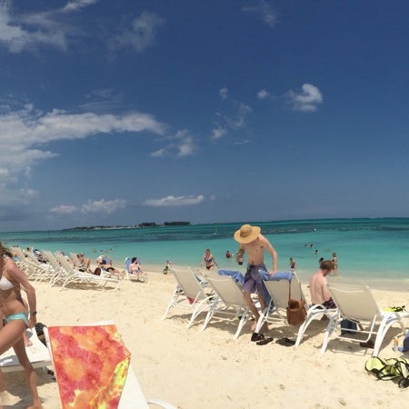 Foto tirada no(a) Melia Nassau Beach - Main Pool por Julia G. em 3/26/2015