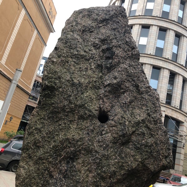Памятник дырке санкт петербург