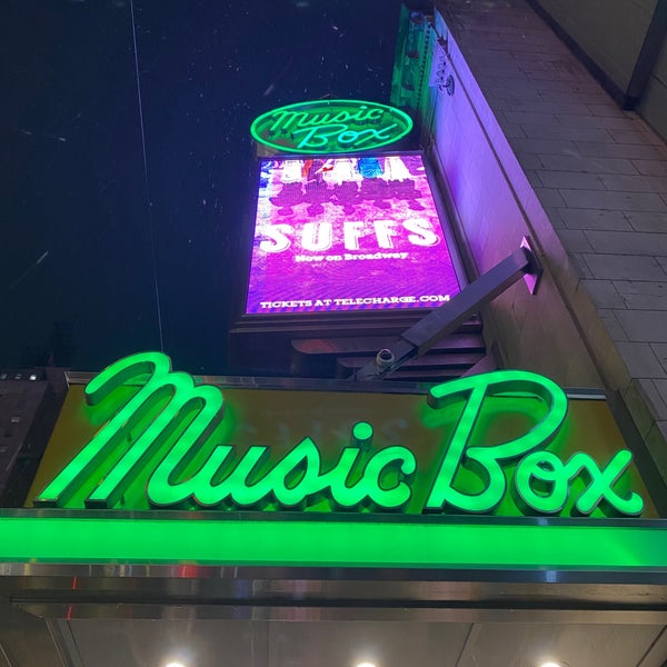 Foto diambil di Music Box Theatre oleh Hana S. pada 3/29/2024