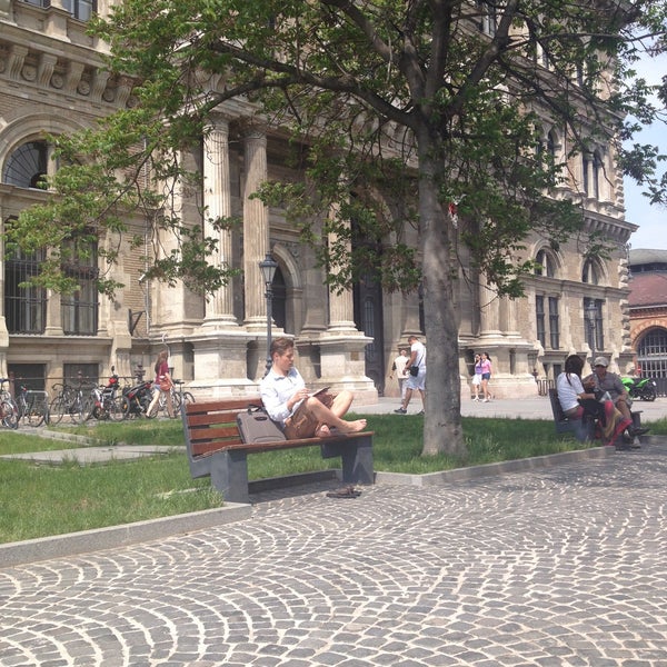 5/9/2013 tarihinde Mina B.ziyaretçi tarafından Budapesti Corvinus Egyetem Központi Könyvtár'de çekilen fotoğraf