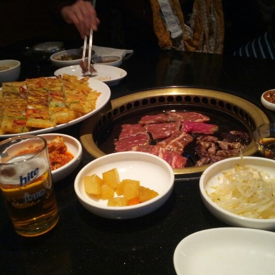 Снимок сделан в Beque Korean Grill пользователем Tomo N. 12/21/2012