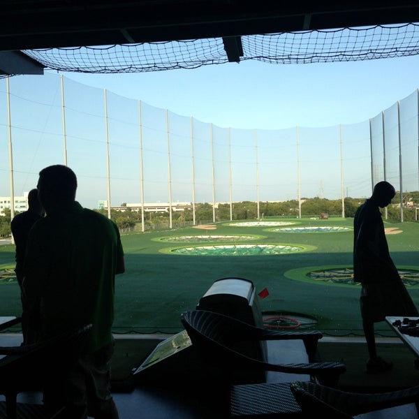 Foto tomada en The Range Golf Center &amp; Sports Bar  por GJ el 8/3/2013