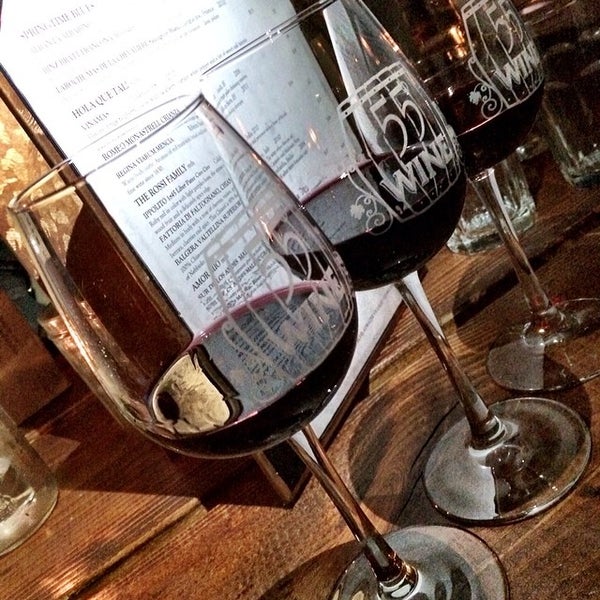 Das Foto wurde bei 55° Wine Bar von LaLa C. am 2/22/2014 aufgenommen