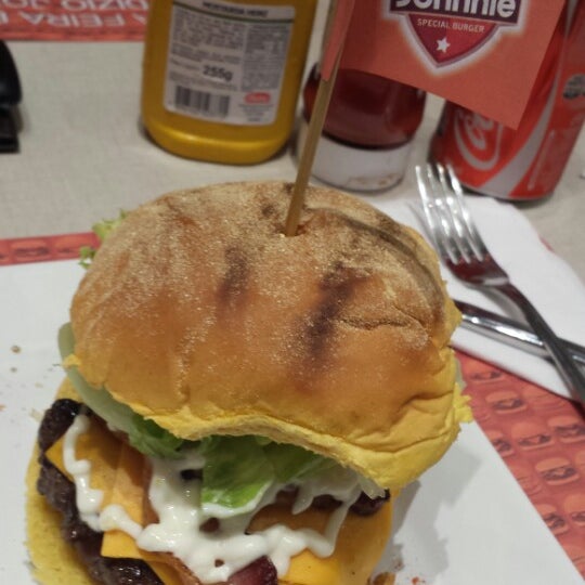 Foto scattata a Johnnie Special Burger da David A. il 1/7/2014