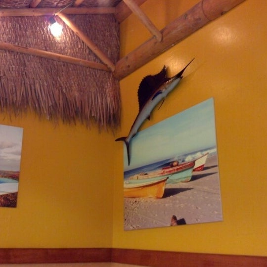 Foto diambil di Rubio&#39;s Coastal Grill oleh L C. pada 11/10/2012