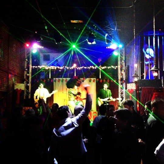 รูปภาพถ่ายที่ STAGE Bar &amp; Grill โดย L A. เมื่อ 12/15/2012