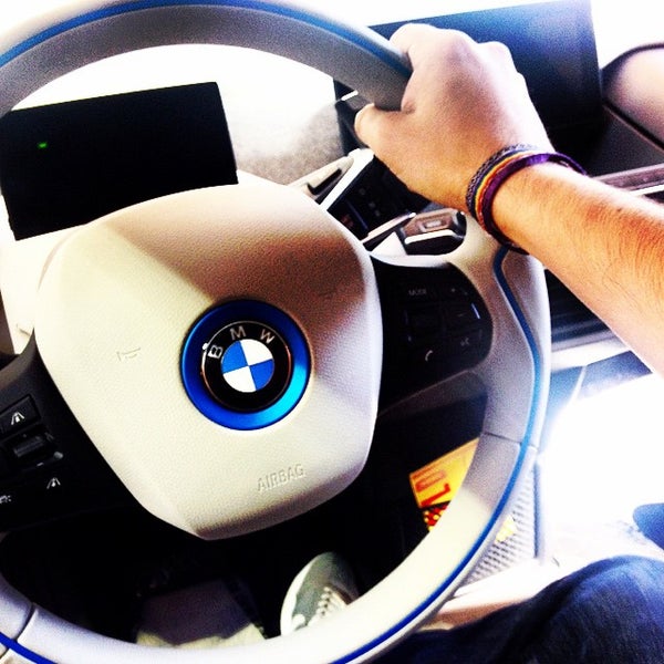 2/9/2015 tarihinde Sebastian T.ziyaretçi tarafından Tom Bush BMW Jacksonville'de çekilen fotoğraf