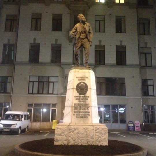 Памятник воровскому в москве на лубянке