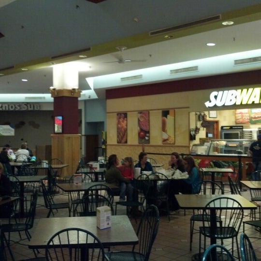 รูปภาพถ่ายที่ Marketplace Mall โดย Justin G. เมื่อ 11/13/2012