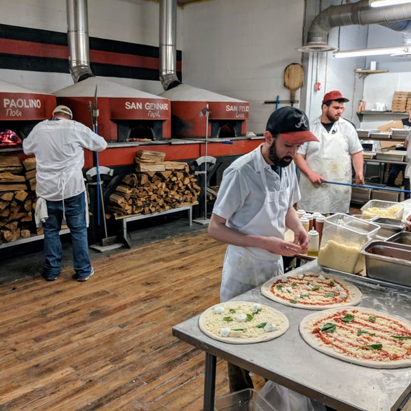 Foto tirada no(a) DeSano Pizza Bakery por Kenneth T. em 4/27/2019