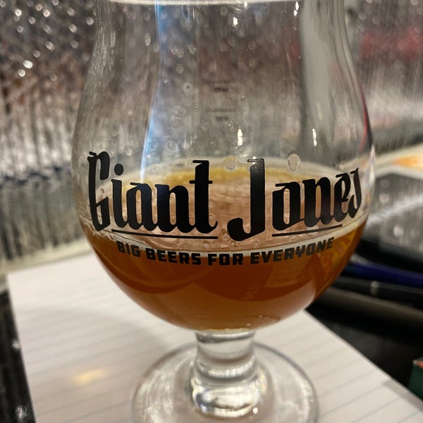 รูปภาพถ่ายที่ Giant Jones Brewing Company โดย Christopher V. เมื่อ 2/8/2020