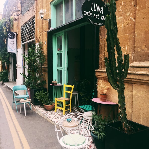 Foto tirada no(a) Luna Cafe Art Shop por Olgu G. em 6/18/2019