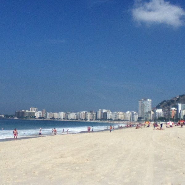 รูปภาพถ่ายที่ Praia de Copacabana โดย Lourdes L. เมื่อ 4/28/2013