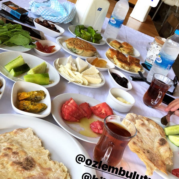 รูปภาพถ่ายที่ Havva Ana&#39;nın Kahvaltı Bahçesi โดย Cenk RC เมื่อ 8/28/2018