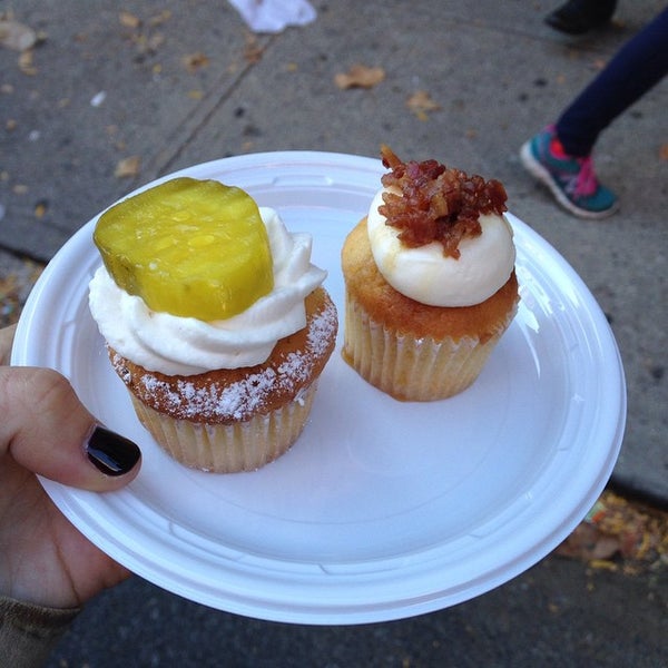 Foto scattata a Sweet Buttons Desserts da April K. il 10/19/2014
