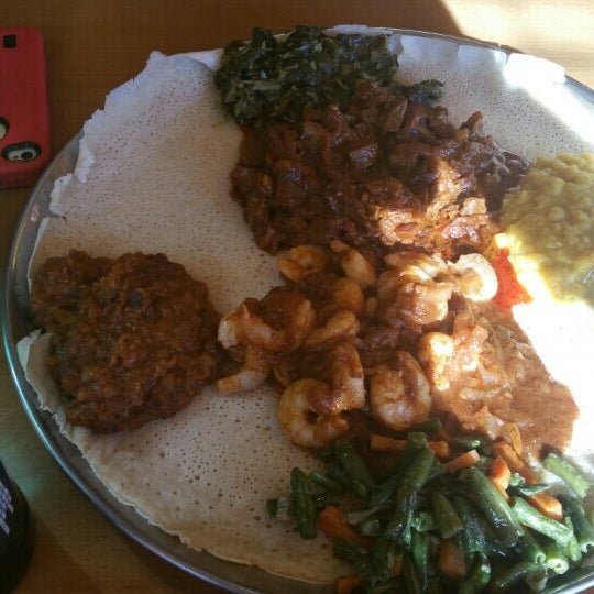 Снимок сделан в Lalibela Ethiopian Restaurant пользователем Shicky L. 2/29/2016