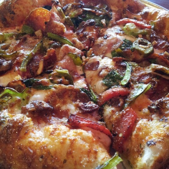 Снимок сделан в Top It Pizza пользователем Christy B. 1/20/2013